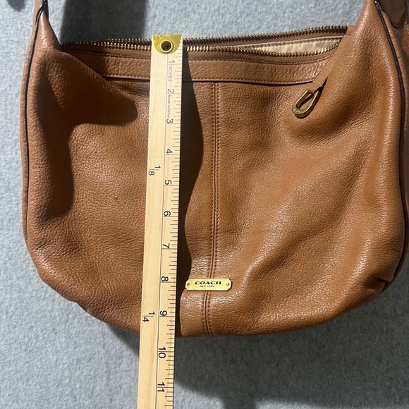 Coach Pebble Leather Hobo Shoulder Bag Tan Medium Brass buckle Classic vintage - Picture 4 of 11